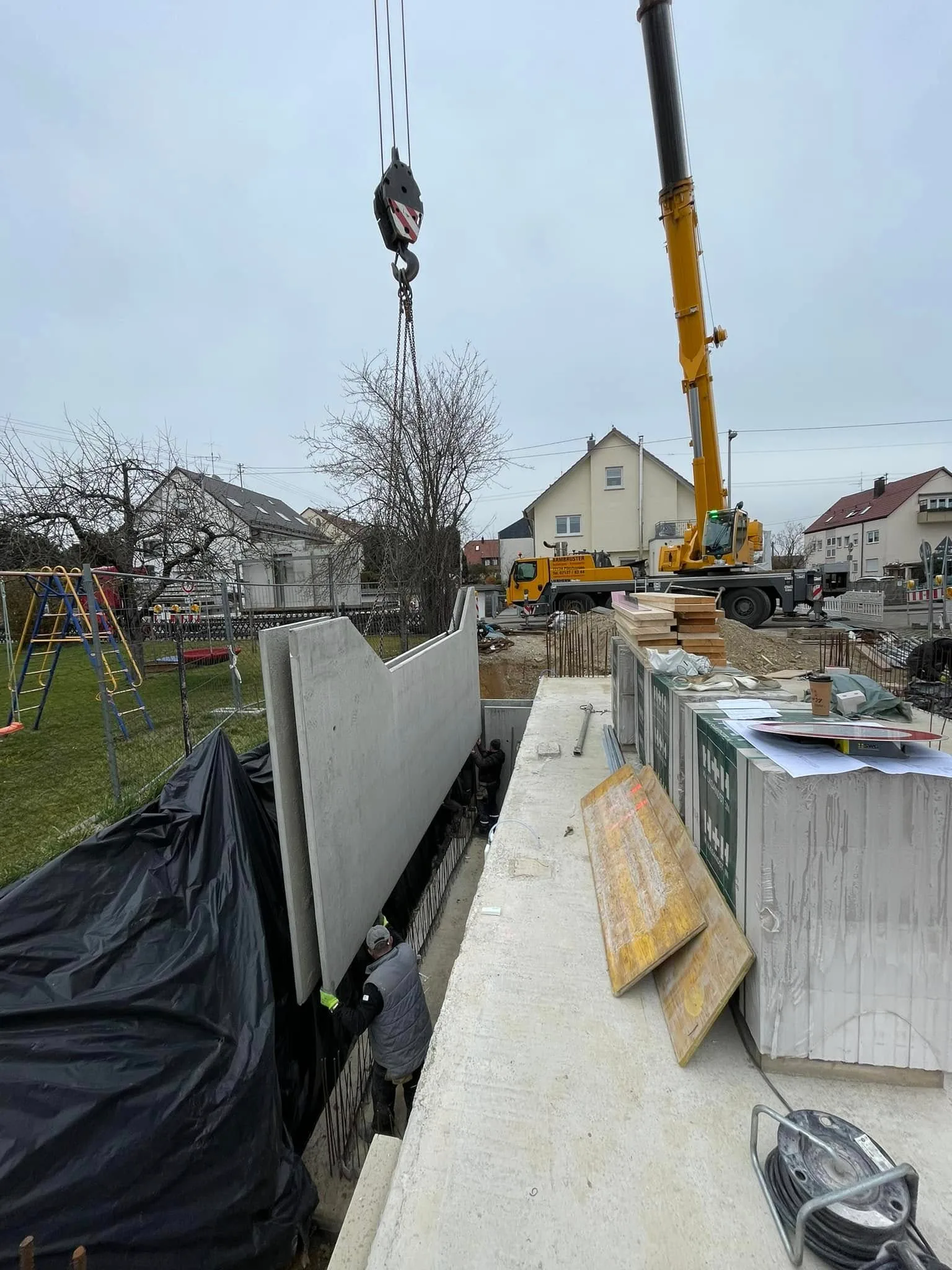 Fertigteilbau in Filderstadt-Bernhausen – Wandmontage mit dem Kran