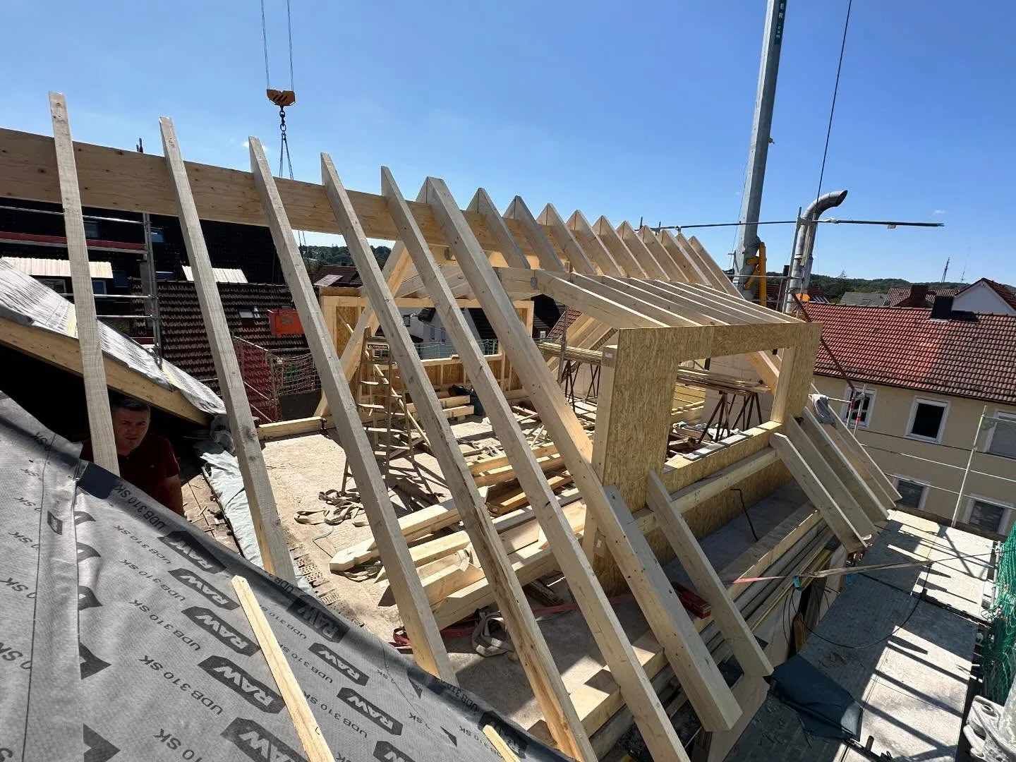 Dachstuhl in Stuttgart-Vaihingen – Holzbau, der Form gibt